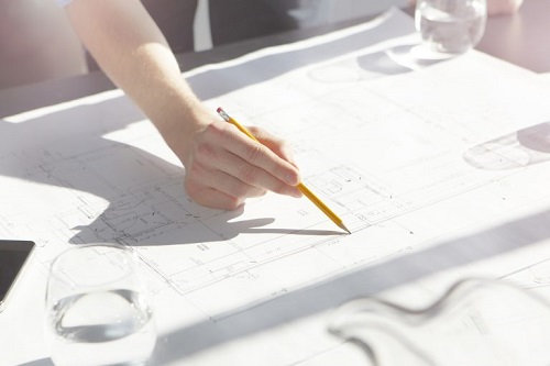 Jakie są zalety korzystania z systemu projekt+realizacja?